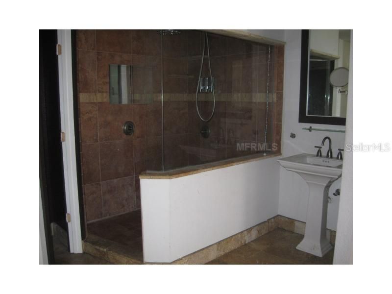 For Rent: $1,950 (2 beds, 2 baths, 987 Square Feet)