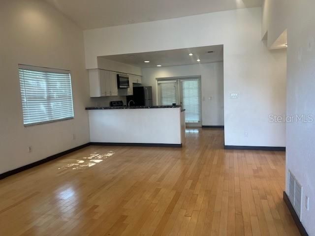 For Rent: $1,950 (2 beds, 2 baths, 987 Square Feet)