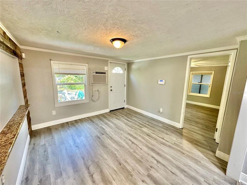 For Sale: $259,000 (3 beds, 1 baths, 864 Square Feet)