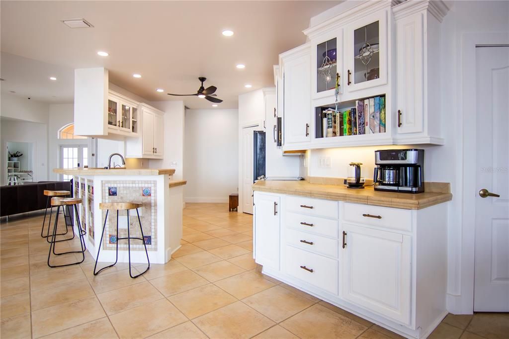 Kitchen with breakfast bar