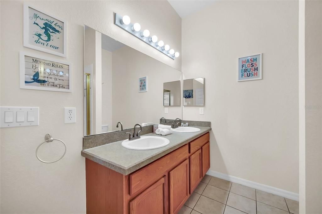 For Sale: $249,999 (2 beds, 2 baths, 1307 Square Feet)