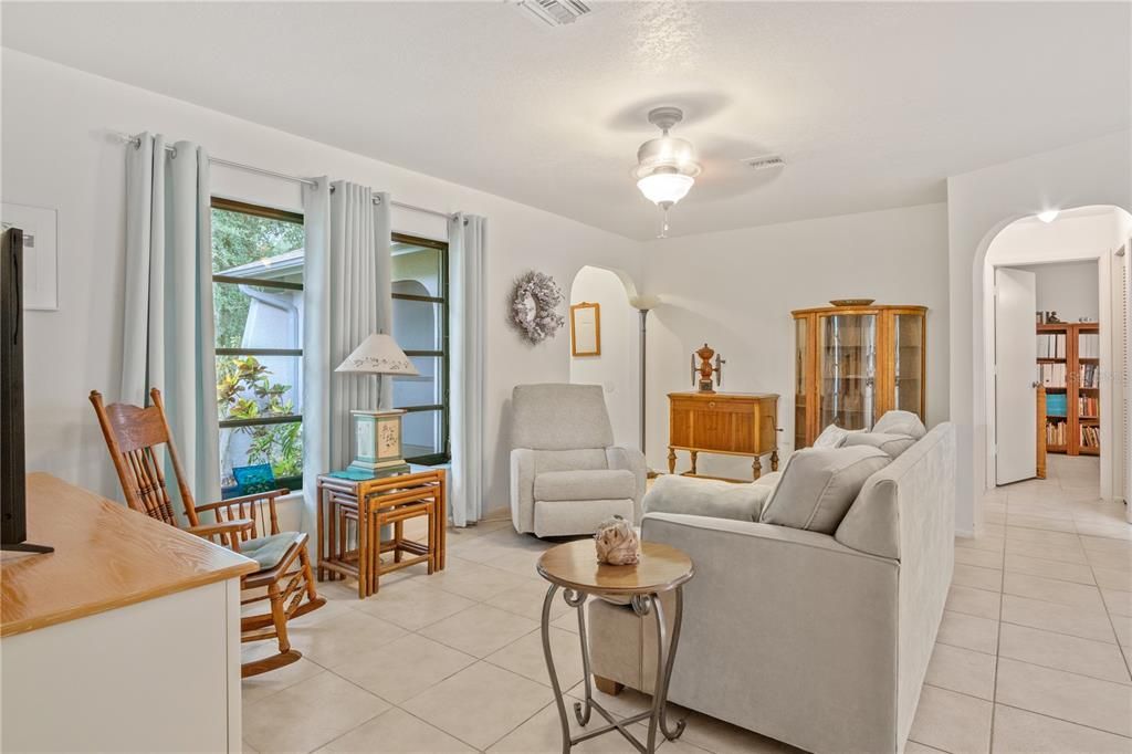 For Sale: $249,000 (2 beds, 2 baths, 973 Square Feet)