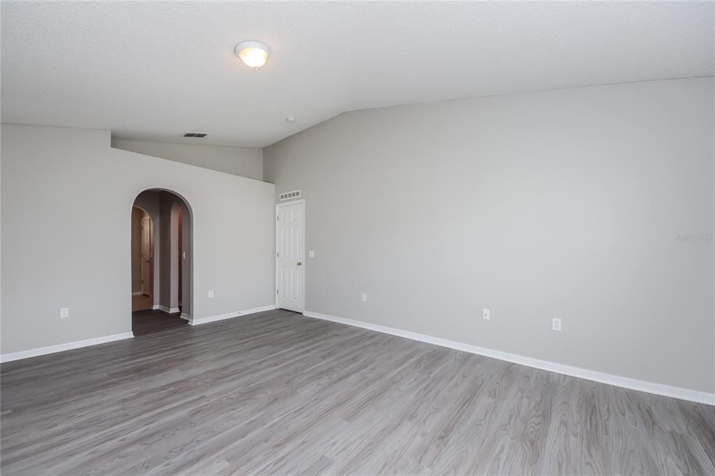 For Rent: $2,300 (4 beds, 2 baths, 2088 Square Feet)