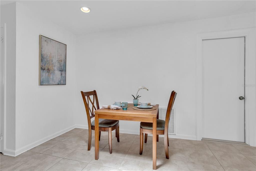 For Sale: $389,900 (2 beds, 2 baths, 1082 Square Feet)