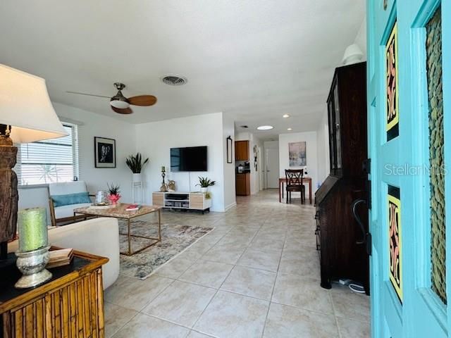 For Sale: $389,900 (2 beds, 2 baths, 1082 Square Feet)