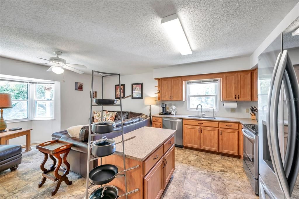For Sale: $319,000 (2 beds, 2 baths, 1695 Square Feet)