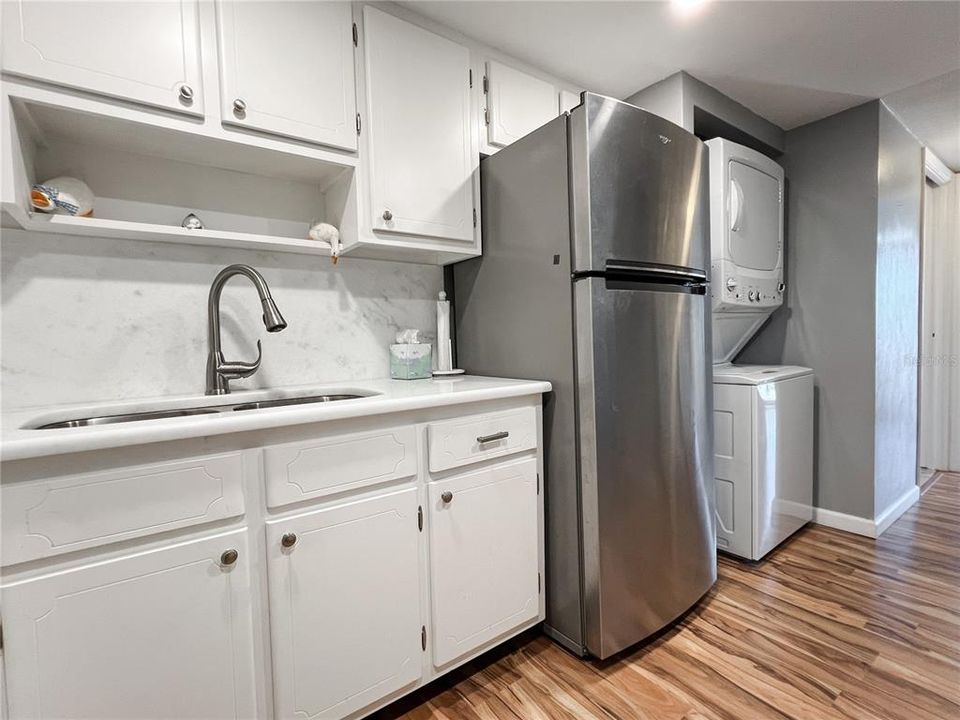 For Sale: $112,000 (1 beds, 1 baths, 705 Square Feet)