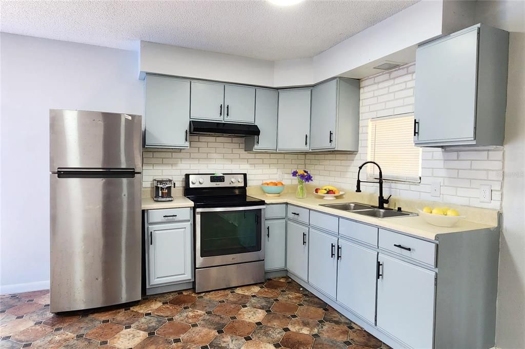 For Rent: $1,345 (1 beds, 1 baths, 650 Square Feet)
