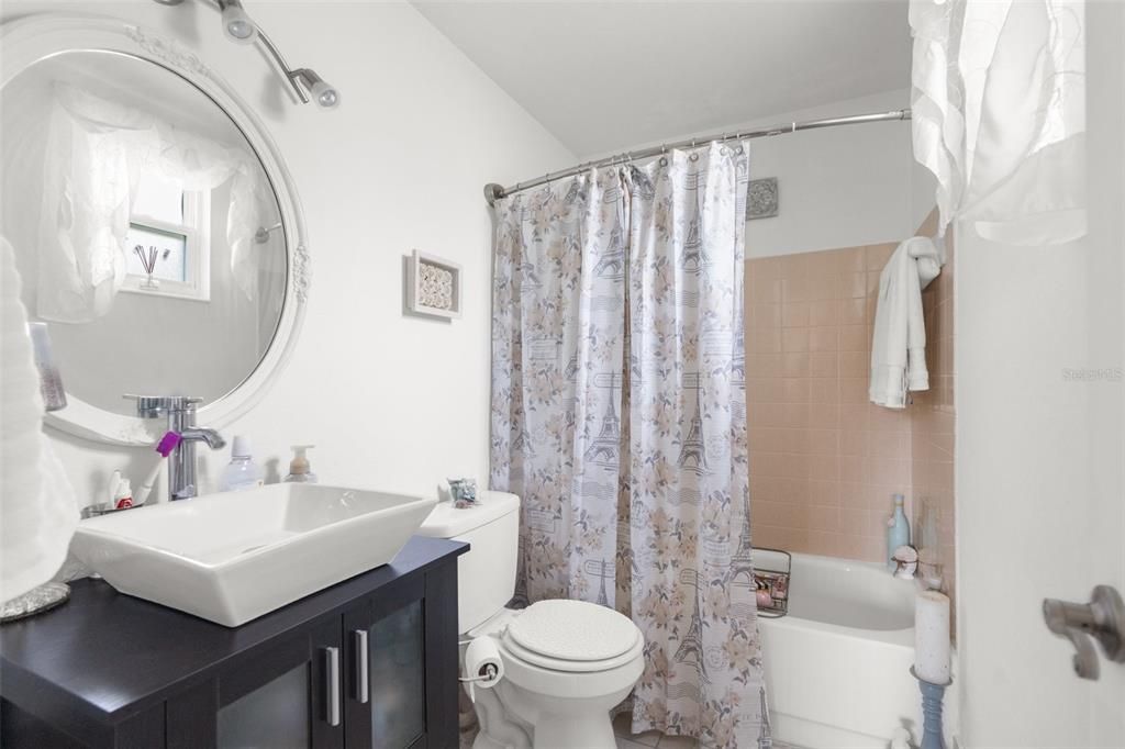 Owner's on Suite Bathroom with shower/tub combo