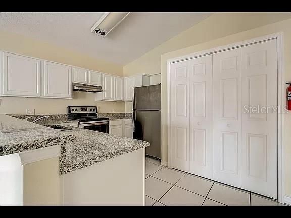 For Rent: $2,200 (3 beds, 2 baths, 1728 Square Feet)