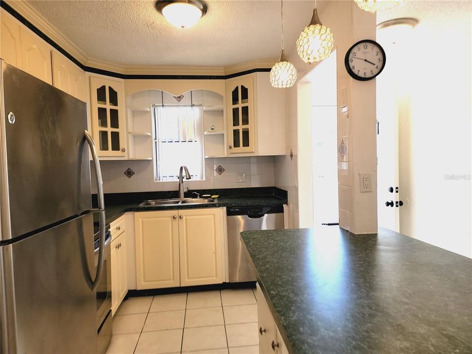 For Rent: $1,400 (2 beds, 1 baths, 792 Square Feet)