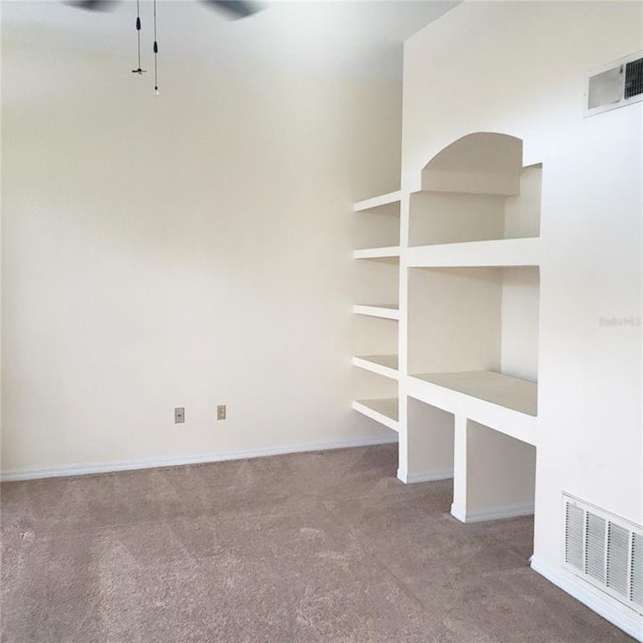 Built-in Shelves in Livingroom