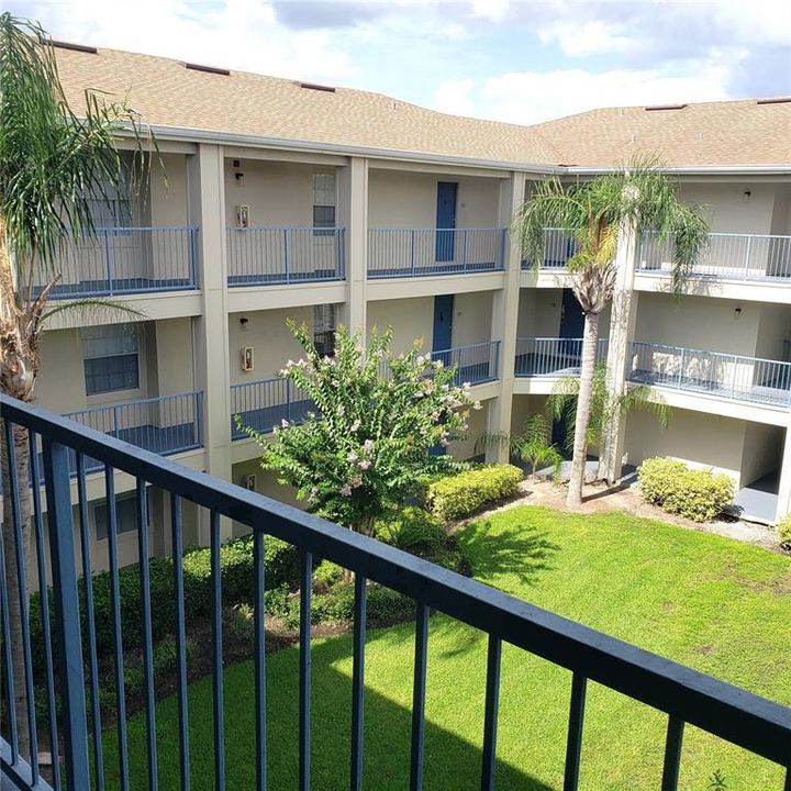 Lovely Courtyard in front of Unit