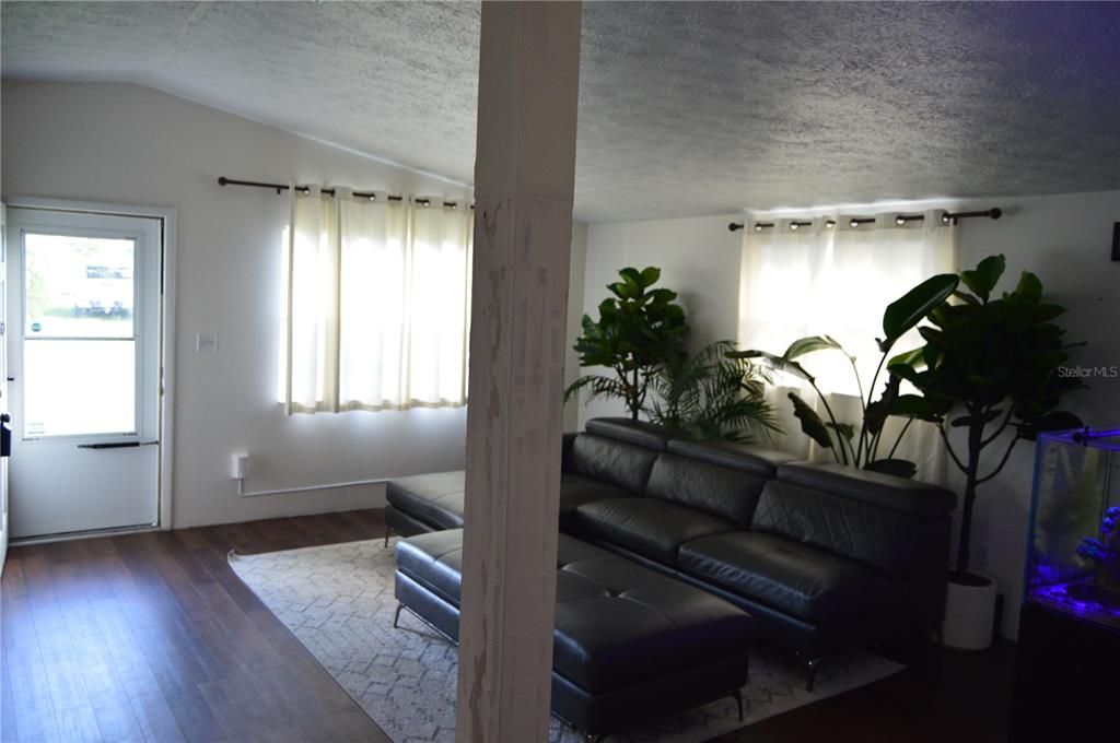 For Sale: $215,000 (2 beds, 1 baths, 816 Square Feet)