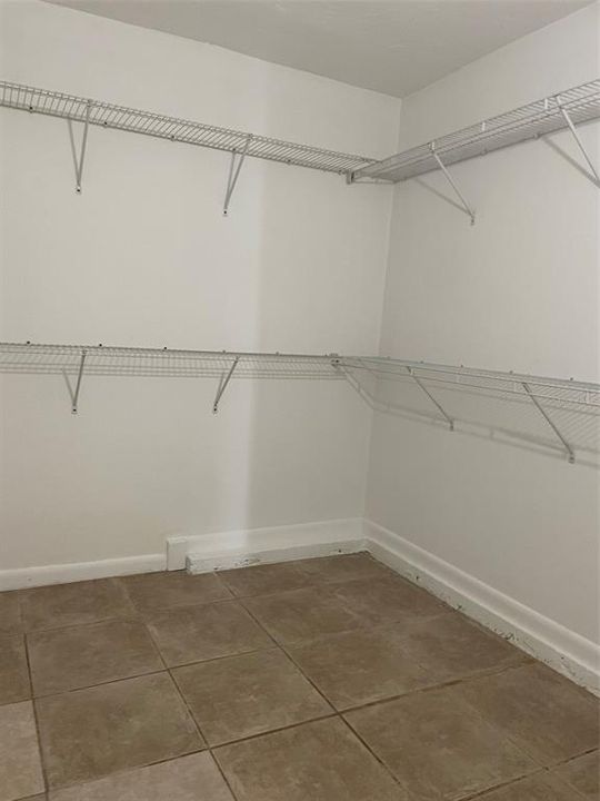 MASTER BEDROOM WALK-IN CLOSET