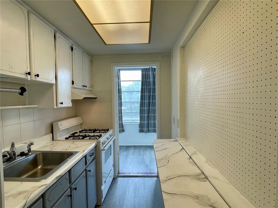 For Rent: $1,300 (1 beds, 1 baths, 596 Square Feet)