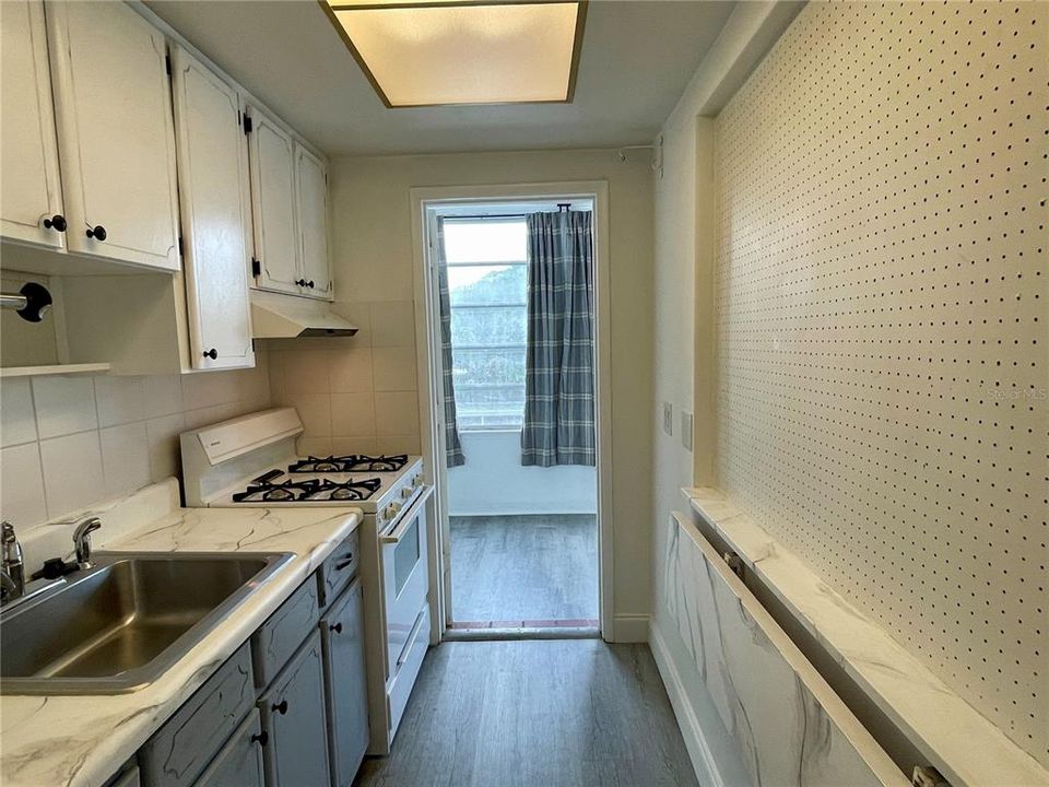 For Rent: $1,300 (1 beds, 1 baths, 596 Square Feet)