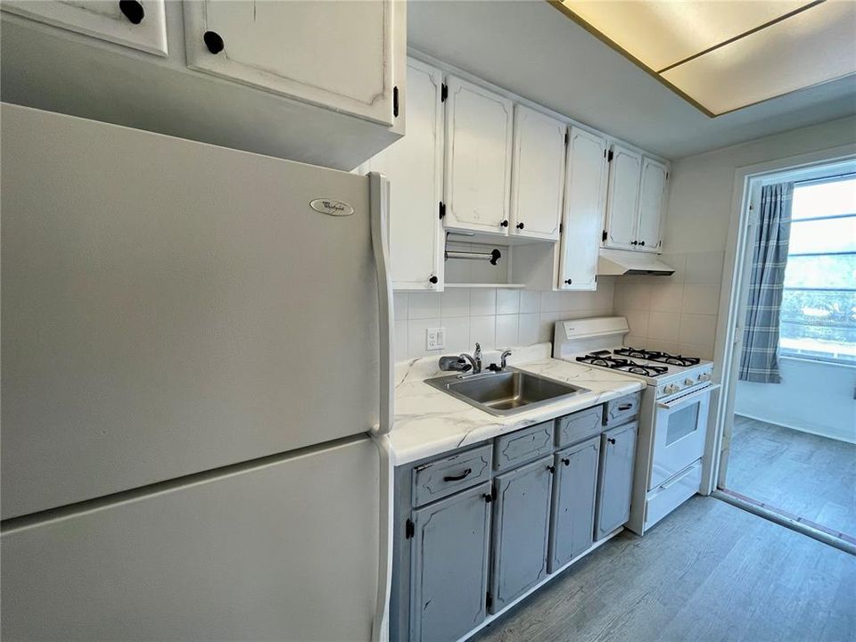 For Rent: $1,300 (1 beds, 1 baths, 596 Square Feet)