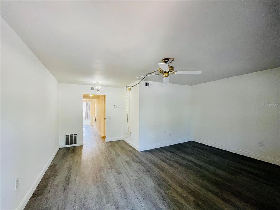 For Rent: $1,300 (1 beds, 1 baths, 596 Square Feet)