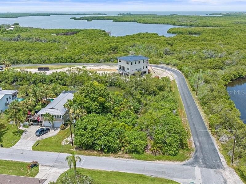 На продажу: $450,000 (0.29 acres)