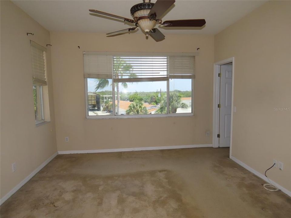 For Sale: $379,900 (3 beds, 2 baths, 2044 Square Feet)