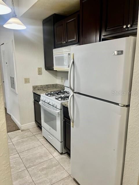 For Sale: $220,000 (2 beds, 2 baths, 1098 Square Feet)