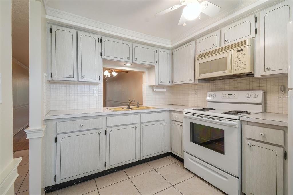 For Sale: $113,500 (2 beds, 1 baths, 831 Square Feet)