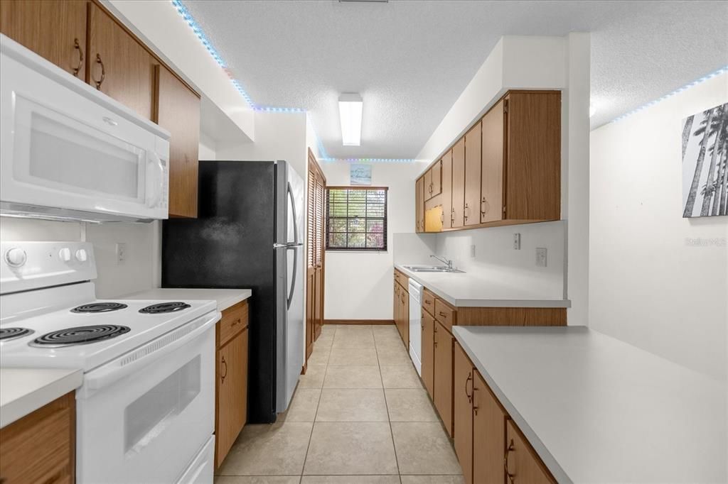 For Sale: $225,000 (2 beds, 1 baths, 884 Square Feet)