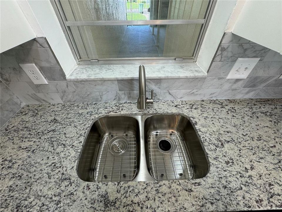 undermount sink with custom grates