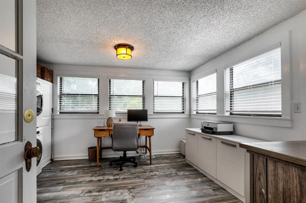 For Sale: $375,000 (2 beds, 1 baths, 962 Square Feet)