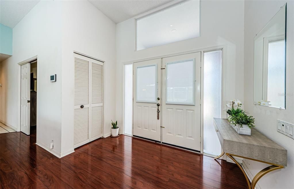 Foyer w/coat closet