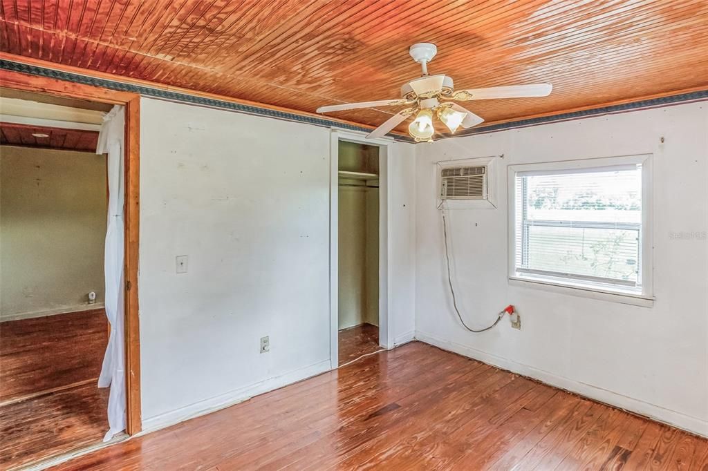 For Sale: $99,500 (2 beds, 1 baths, 962 Square Feet)