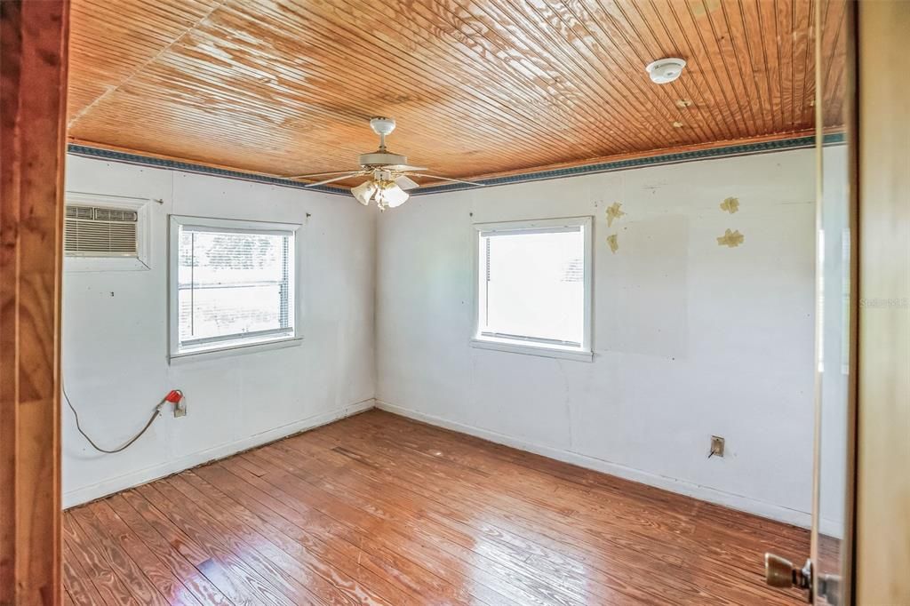 For Sale: $99,500 (2 beds, 1 baths, 962 Square Feet)