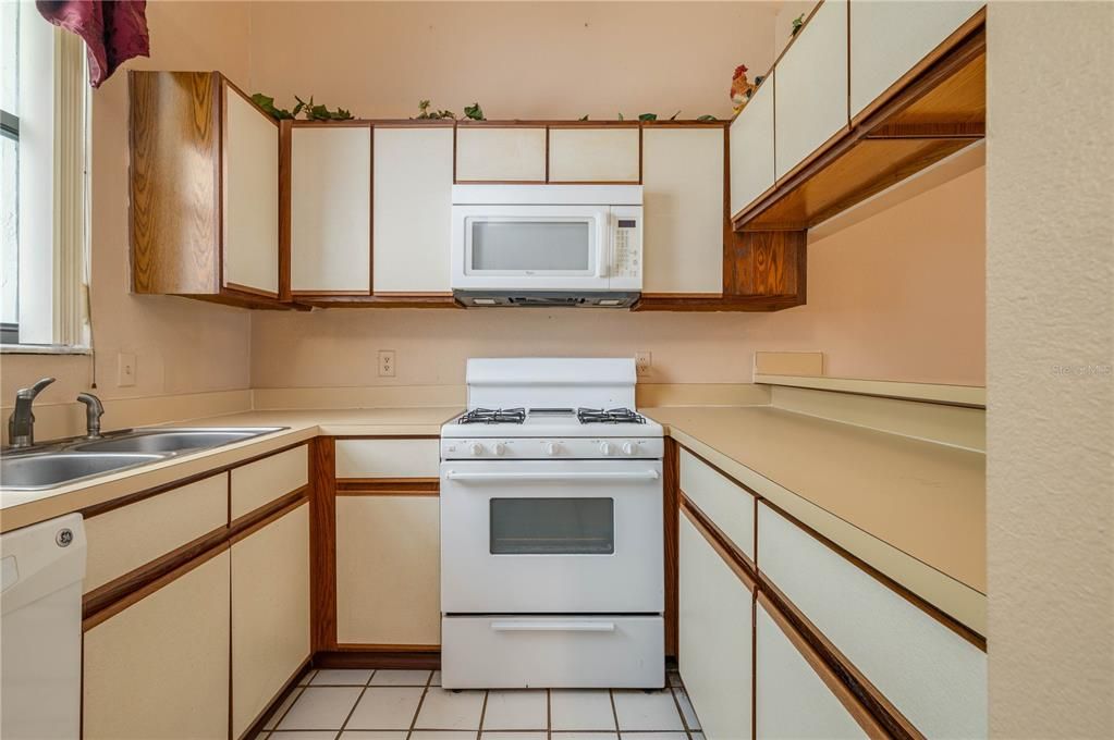 For Sale: $199,500 (2 beds, 2 baths, 1096 Square Feet)