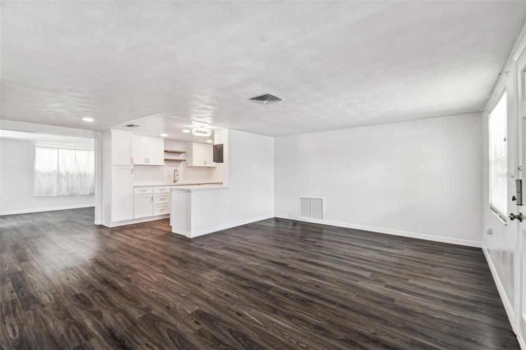 Active With Contract: $289,900 (2 beds, 1 baths, 1128 Square Feet)