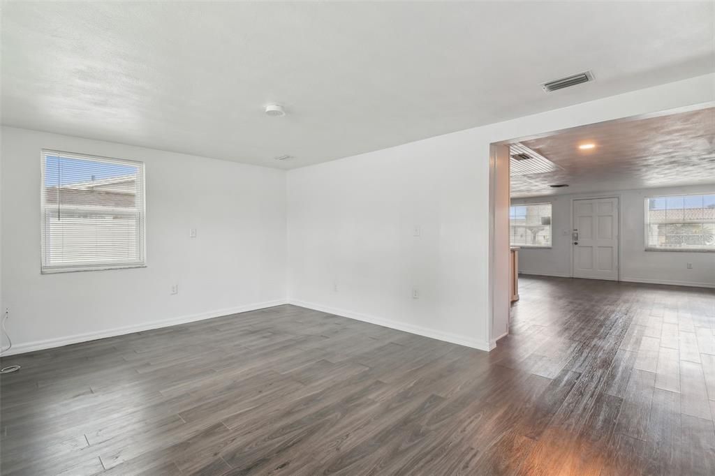 Active With Contract: $289,900 (2 beds, 1 baths, 1128 Square Feet)