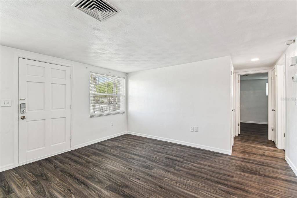 Active With Contract: $289,900 (2 beds, 1 baths, 1128 Square Feet)