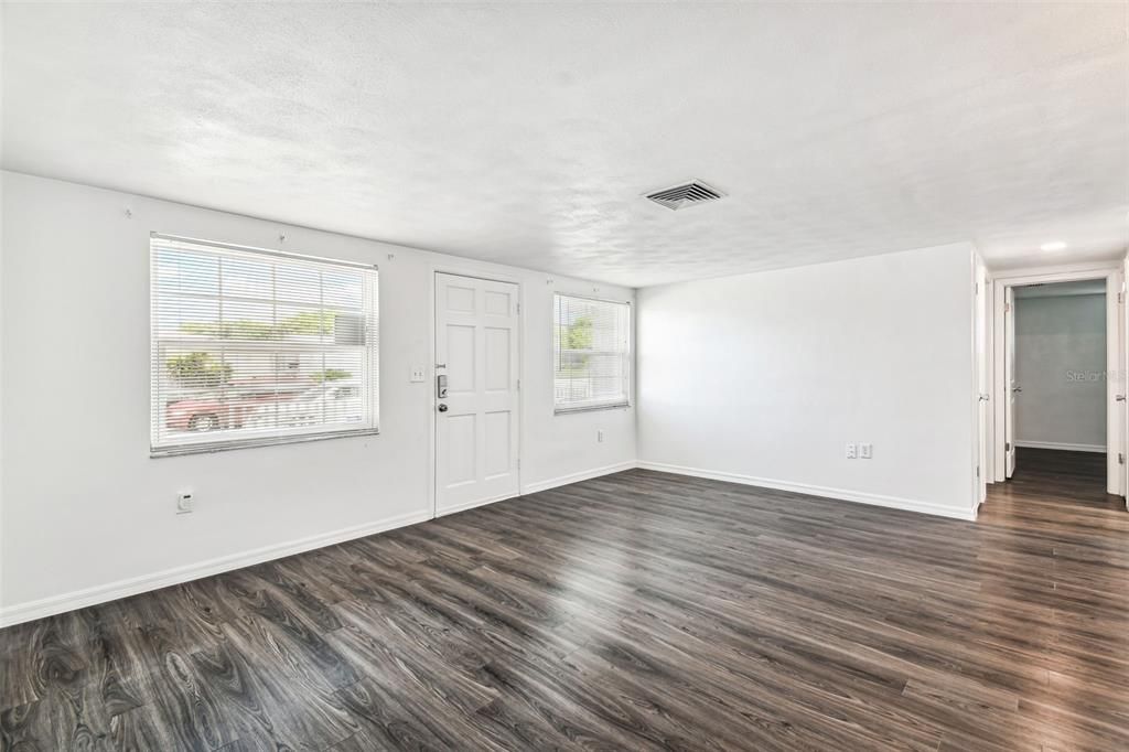 Active With Contract: $289,900 (2 beds, 1 baths, 1128 Square Feet)