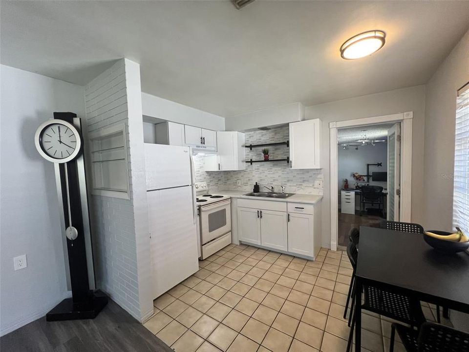 For Sale: $299,000 (2 beds, 1 baths, 934 Square Feet)