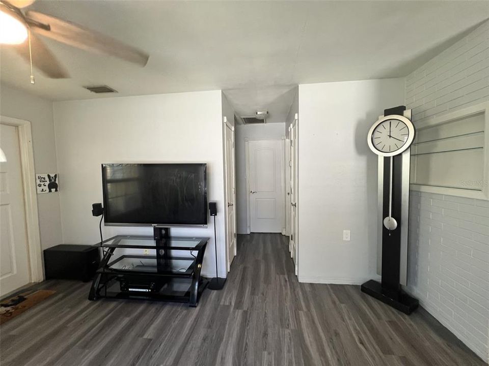 For Sale: $299,000 (2 beds, 1 baths, 934 Square Feet)