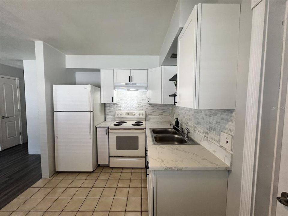 For Sale: $299,000 (2 beds, 1 baths, 934 Square Feet)