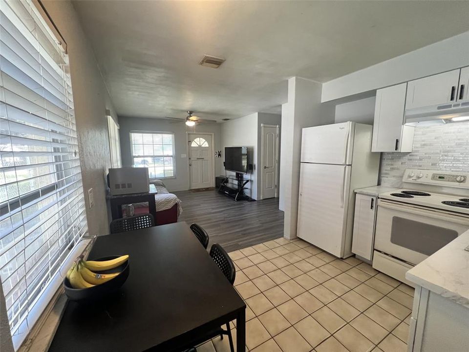 For Sale: $299,000 (2 beds, 1 baths, 934 Square Feet)