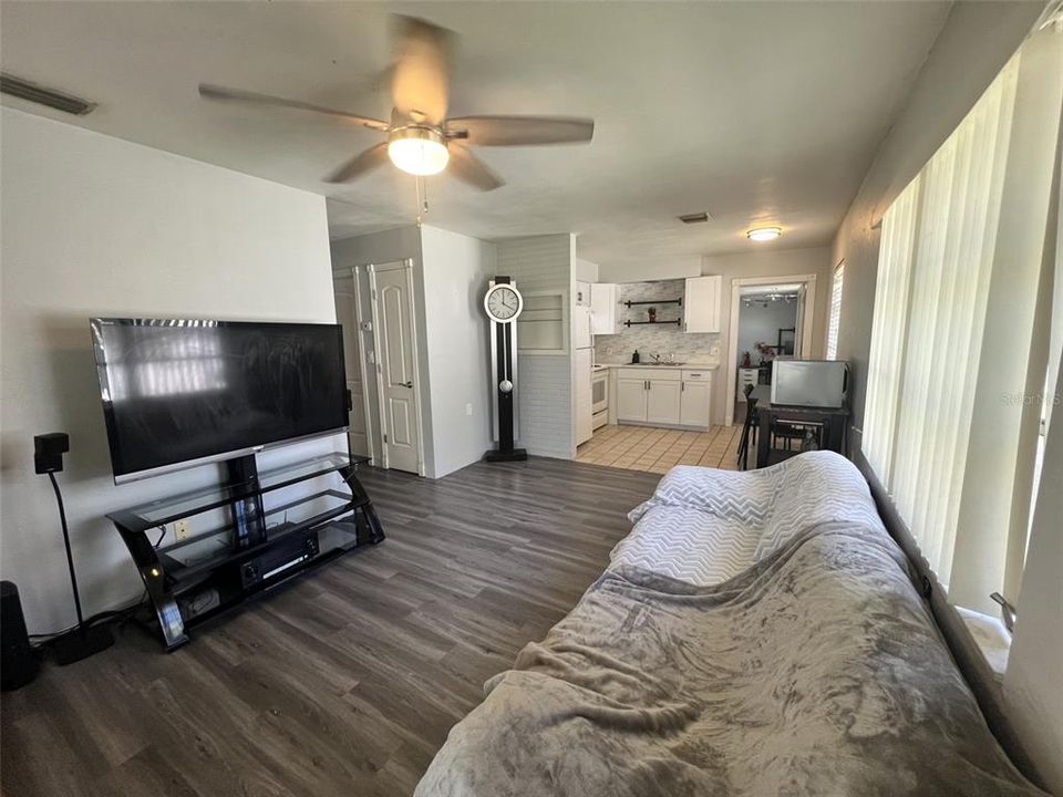 For Sale: $299,000 (2 beds, 1 baths, 934 Square Feet)