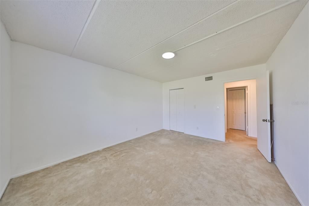 Active With Contract: $138,000 (1 beds, 1 baths, 742 Square Feet)