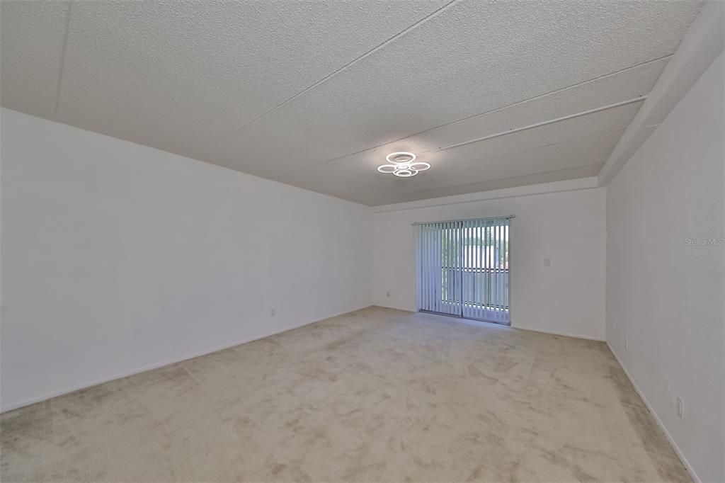 Active With Contract: $138,000 (1 beds, 1 baths, 742 Square Feet)