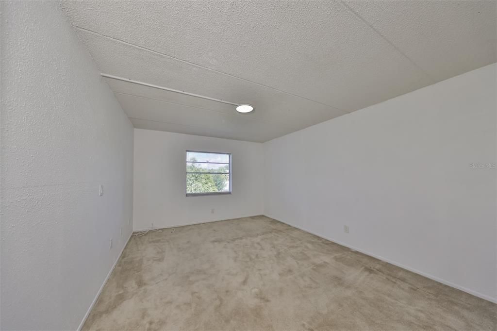 Active With Contract: $138,000 (1 beds, 1 baths, 742 Square Feet)