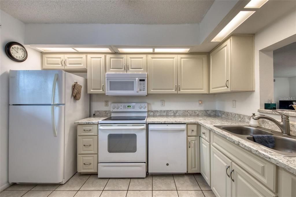 For Sale: $175,000 (2 beds, 2 baths, 1120 Square Feet)