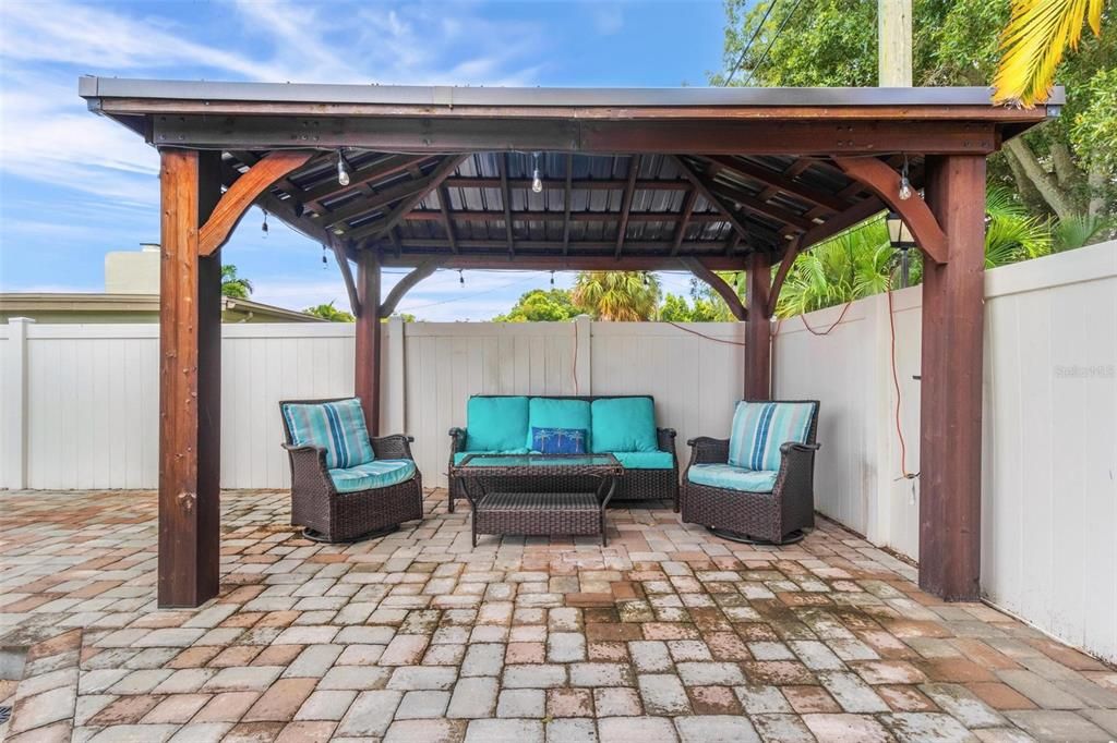 Active With Contract: $3,800 (3 beds, 2 baths, 1584 Square Feet)