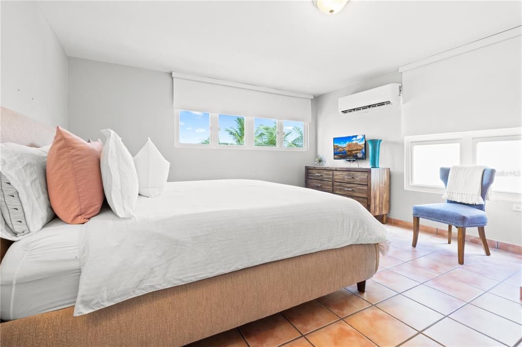 For Sale: $729,000 (4 beds, 4 baths, 2900 Square Feet)