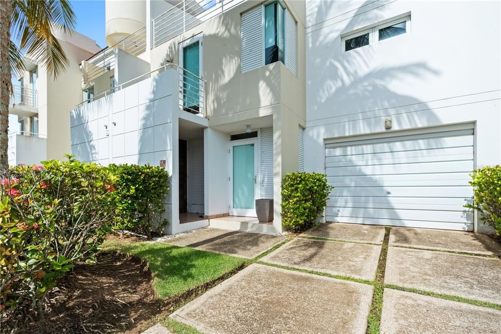 For Sale: $729,000 (4 beds, 4 baths, 2900 Square Feet)